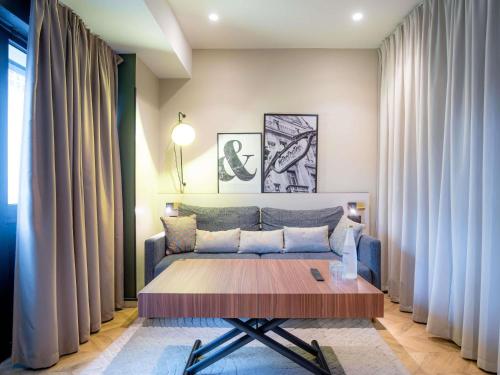 Apartamento Superior con 1 cama doble y sofá del hotel Mercure Paris Tour Eiffel Pont Mirabeau. Foto 2