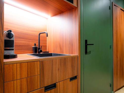Apartamento Superior con 1 cama doble y sofá del hotel Mercure Paris Tour Eiffel Pont Mirabeau. Foto 6