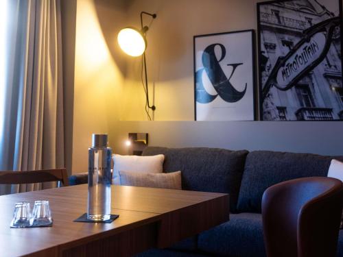 Apartamento Superior con 1 cama doble y sofá del hotel Mercure Paris Tour Eiffel Pont Mirabeau. Foto 6