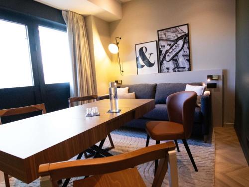 Apartamento Superior con 1 cama doble y sofá del hotel Mercure Paris Tour Eiffel Pont Mirabeau. Foto 7