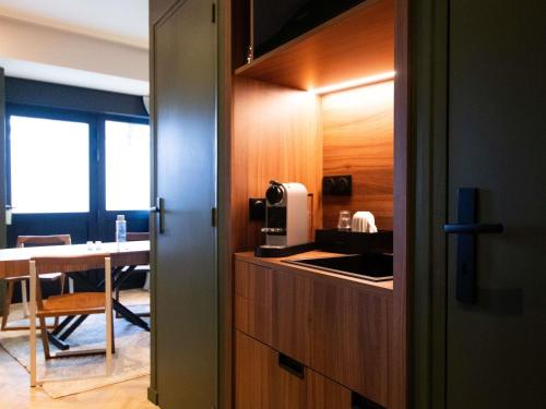 Apartamento Superior con 1 cama doble y sofá del hotel Mercure Paris Tour Eiffel Pont Mirabeau. Foto 5