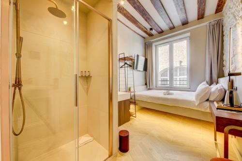 Habitación individual con aseo compartido del hotel Marie. Foto 1