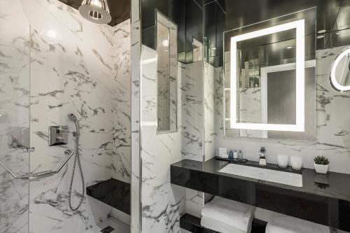 Suite Executive - Cama extragrande del hotel Maison Albar Hotels Le Diamond. Foto 3