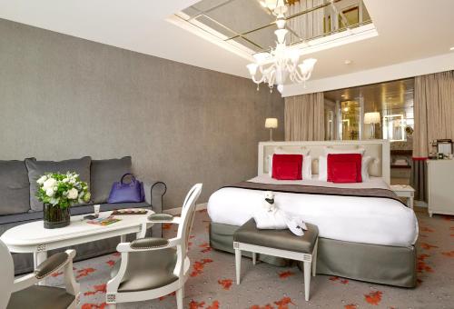Suite Executive con 1 cama grande y 1 sofá cama del hotel Maison Albar Hotels Le Diamond