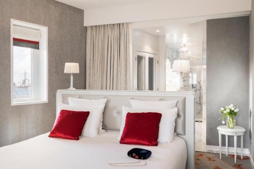 Suite Executive con 1 cama grande y 1 sofá cama del hotel Maison Albar Hotels Le Diamond. Foto 3