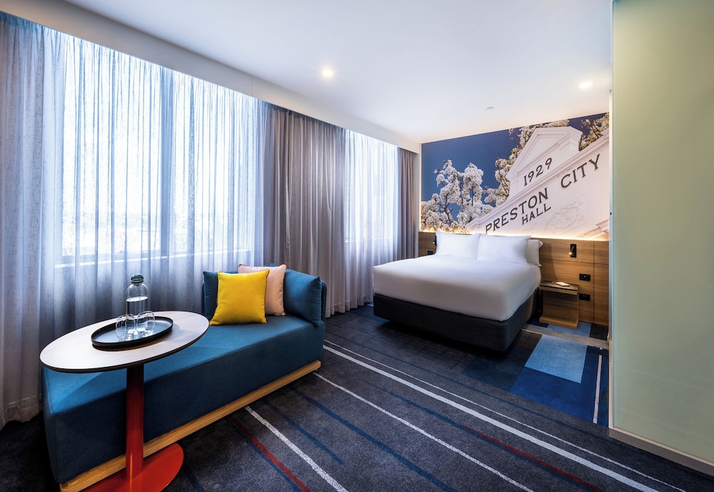 Estudio con cama queen y cocina del hotel Novotel Melbourne Preston. Foto 1