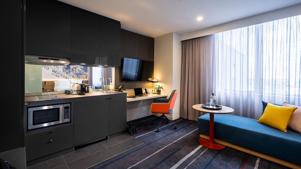 Estudio con cama queen y cocina del hotel Novotel Melbourne Preston. Foto 2