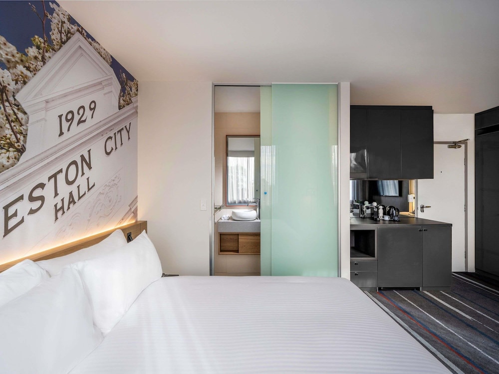 Estudio con cama queen y cocina del hotel Novotel Melbourne Preston. Foto 5