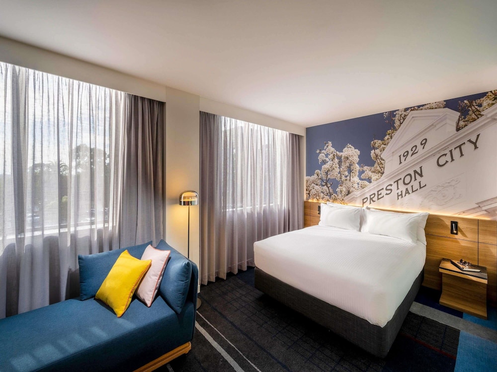 Estudio con cama queen y cocina del hotel Novotel Melbourne Preston. Foto 6