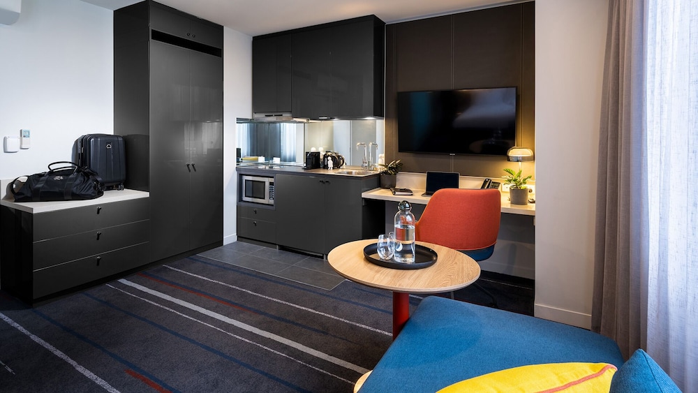 Estudio con cama king y cocina del hotel Novotel Melbourne Preston. Foto 6