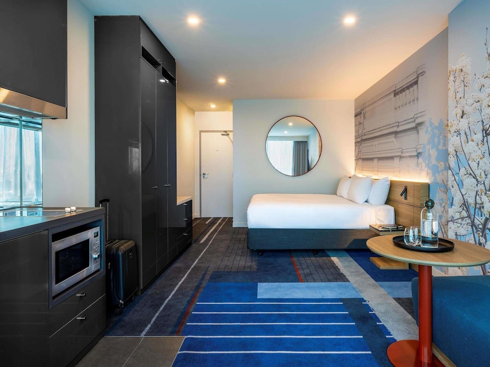Estudio con cama king y cocina del hotel Novotel Melbourne Preston. Foto 10
