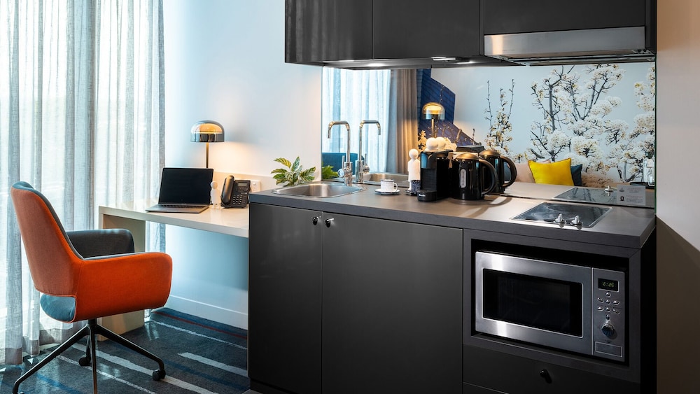 Estudio con cama king y cocina del hotel Novotel Melbourne Preston. Foto 12