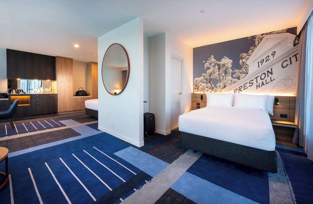 Habitación Deluxe con 2 camas dobles del hotel Novotel Melbourne Preston. Foto 5