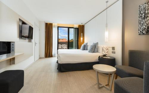 Habitación Ático con terraza y 1 acceso al spa por persona y estancia del hotel Grums and Spa