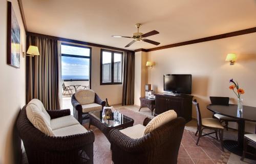 Suite Deluxe con vistas al mar del hotel Occidental Jandía Royal Level - Adults Only. Foto 2