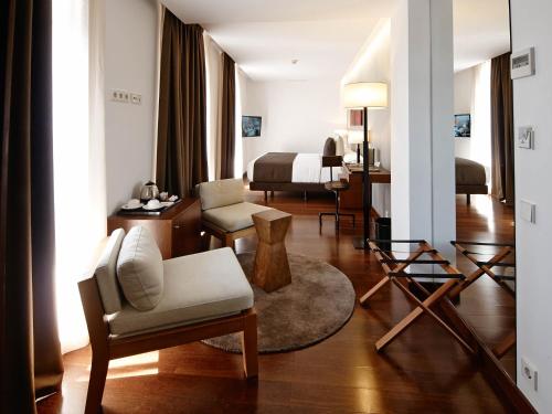 Suite Deluxe con terraza y vistas al río del hotel Carris Ribeira. Foto 1