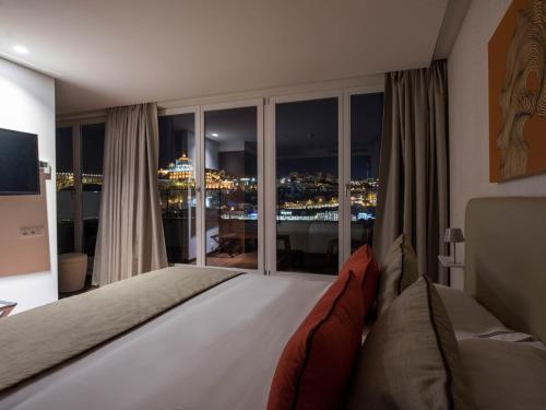 Suite Deluxe con terraza y vistas al río del hotel Carris Ribeira. Foto 4
