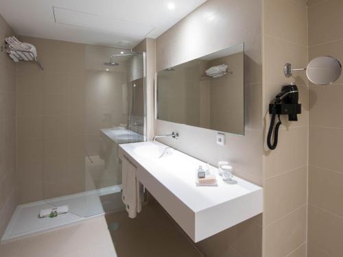 Suite Deluxe con terraza y vistas al río del hotel Carris Ribeira. Foto 5