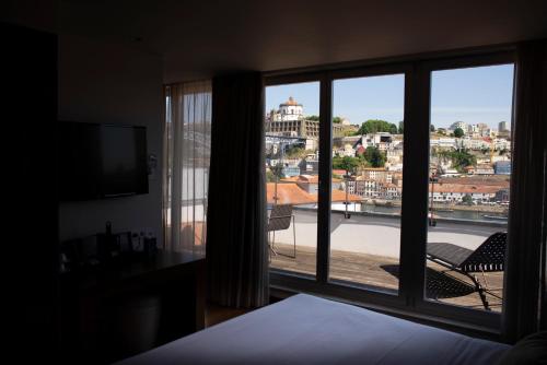 Suite Deluxe con terraza y vistas al río del hotel Carris Ribeira. Foto 9