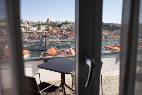 Suite Deluxe con terraza y vistas al río del hotel Carris Ribeira. Foto 10
