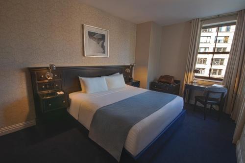 Habitación Premium con cama extragrande del hotel The Frederick. Foto 3