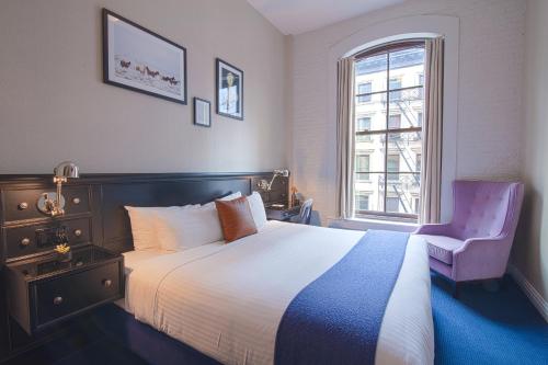 Habitación Premium con cama extragrande del hotel The Frederick