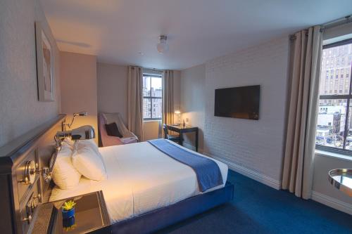 Habitación Premium con cama extragrande del hotel The Frederick. Foto 3