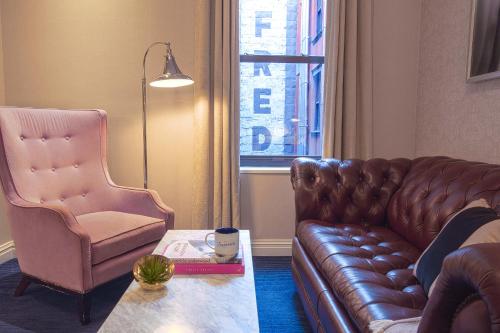 Suite Junior con 1 cama extragrande y sofá cama del hotel The Frederick