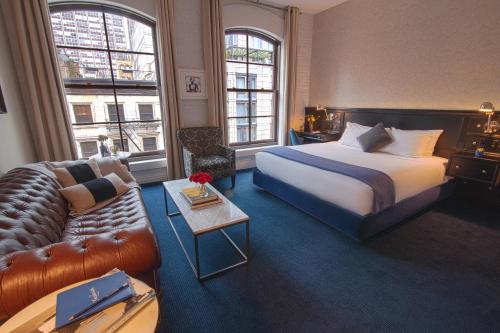 Suite Junior con 1 cama extragrande y sofá cama del hotel The Frederick. Foto 4