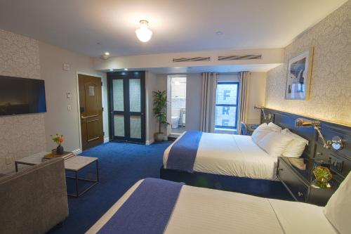 Suite Junior con 2 camas grandes y sofá cama del hotel The Frederick. Foto 3