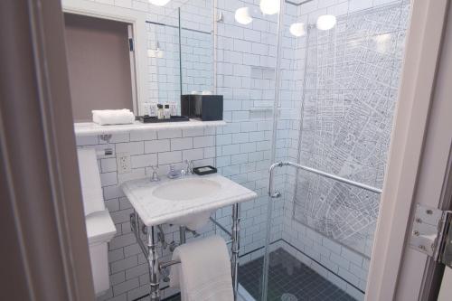 Habitación Estándar - 1 cama doble del hotel The Frederick. Foto 1