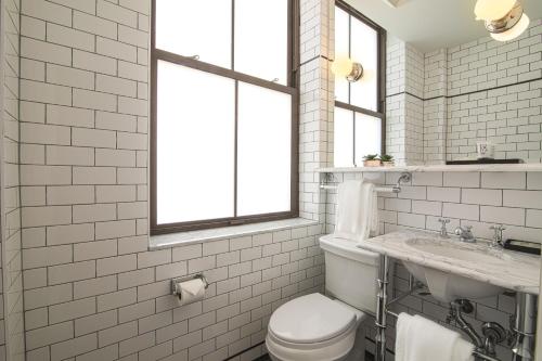 Suite Tribeca con 2 camas dobles y sofá cama del hotel The Frederick. Foto 3