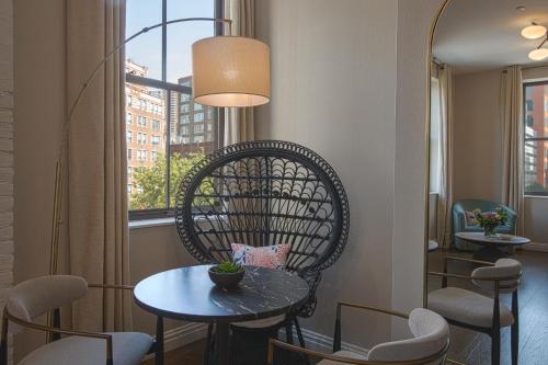 Suite Tribeca con 1 cama extragrande y sofá cama del hotel The Frederick. Foto 1