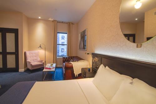 Suite Junior con 1 cama extragrande y sofá cama del hotel The Frederick. Foto 1