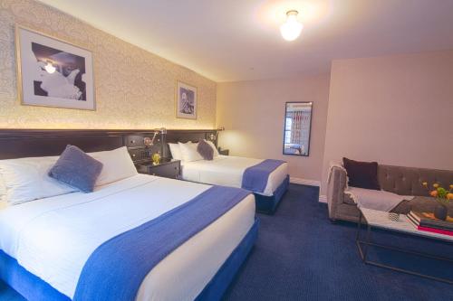 Suite Junior con 2 camas grandes y sofá cama del hotel The Frederick. Foto 1