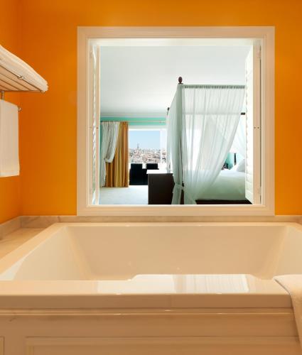 Suite Deluxe con vistas panorámicas al río del hotel The Yeatman. Foto 9