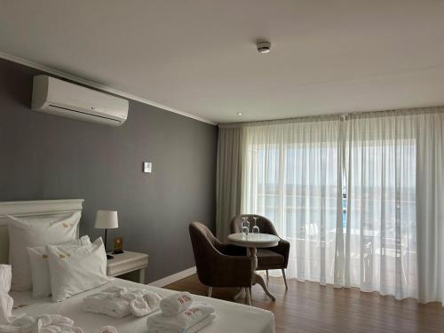 Suite Junior con balcón y vistas al mar del hotel Gaivota Azores. Foto 1
