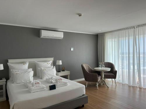 Suite Junior con balcón y vistas al mar del hotel Gaivota Azores. Foto 2