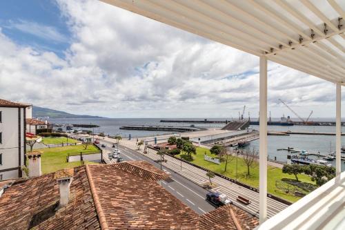 Suite Superior con balcón y vistas al mar del hotel Gaivota Azores. Foto 1