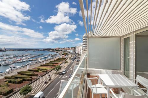 Suite Superior con balcón y vistas al mar del hotel Gaivota Azores. Foto 3