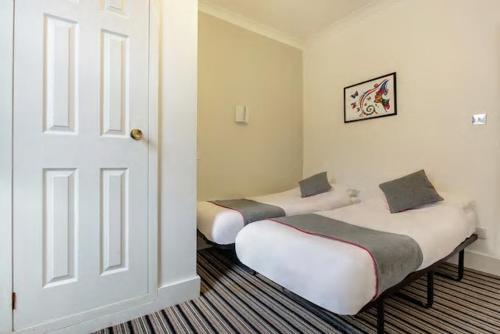 Habitación Estándar con baño compartido - 2 camas del hotel Enrico. Foto 3