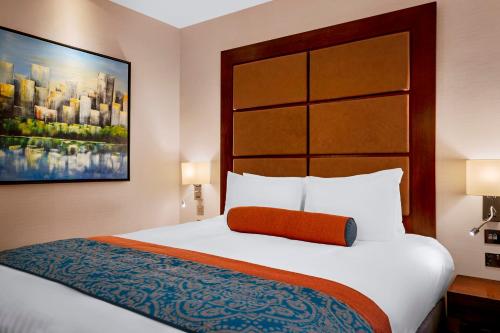 Habitación Superior con cama extragrande del hotel Leonardo Royal London St Paul’s. Foto 3