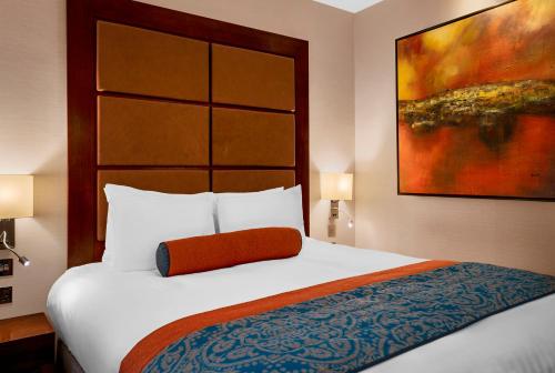 Habitación Superior con cama extragrande del hotel Leonardo Royal London St Paul’s. Foto 4