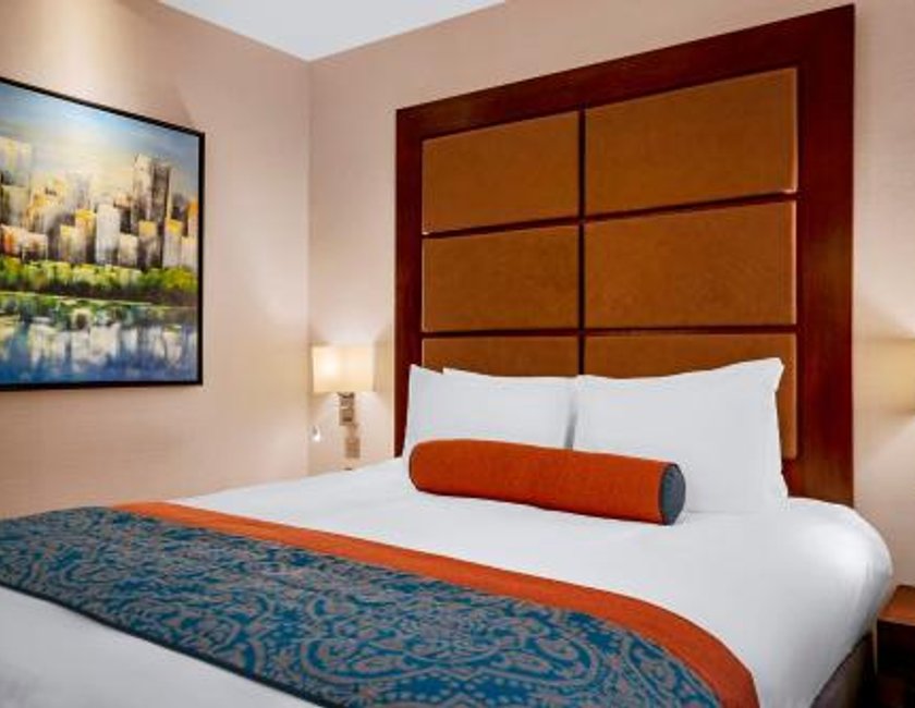 Habitación Superior con cama extragrande del hotel Leonardo Royal London St Paul's. Foto 3