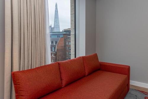 Habitación Deluxe con cama extragrande y sofá cama individual - Torre del hotel Doubletree By Hilton London -tower Of London. Foto 1