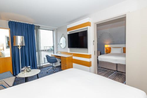 Connecting Rooms with Two Queen Beds del hotel Doubletree By Hilton London -tower Of London. Foto 1