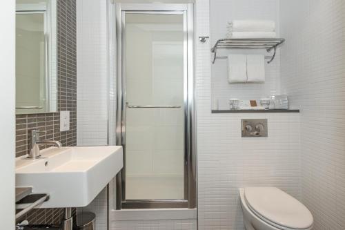 Habitación con 1 cama grande individual plegable del hotel Doubletree By Hilton London -tower Of London. Foto 1