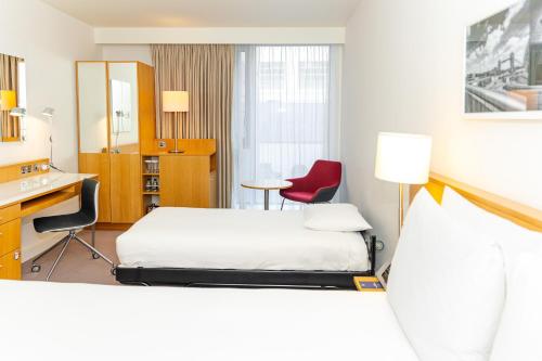 Habitación Queen con una cama individual plegable del hotel Doubletree By Hilton London -tower Of London