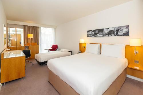 Habitación Queen con una cama individual plegable del hotel Doubletree By Hilton London -tower Of London. Foto 1