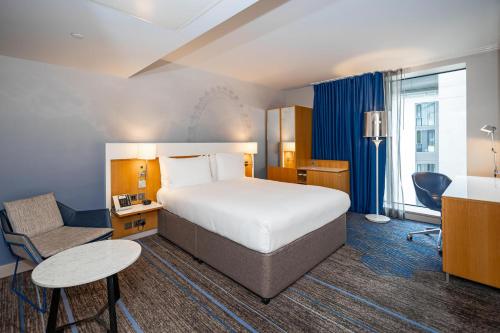 Habitación con cama grande adaptada para personas de movilidad reducida del hotel Doubletree By Hilton London -tower Of London